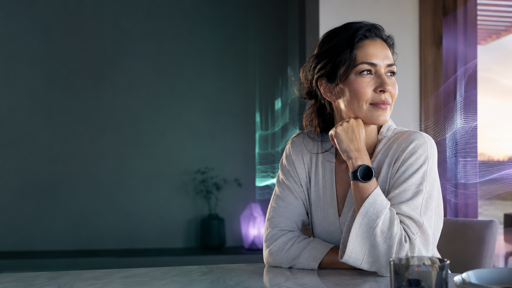 Mujer observando sus señales de bienestar en contexto